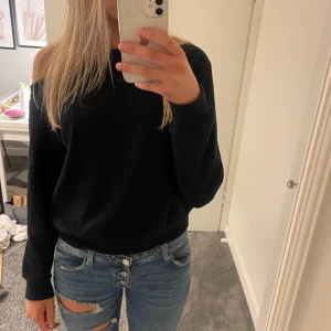 Off shoulder tröja - Jättesnygg svart off shoulder tröja från even&odd. Inga tecken på användning. 