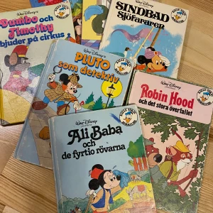 Retro från Kalle Ankas Bokklubb - Samling av Walt Disney's Kalle Anka Bokklubb böcker. Inkluderar titlar som Dumbo och Timoty bjuder på cirkus, Pluto som detektiv, Ali Baba och de fyrtio rövarna, Robin Hood och det stora överfallet, Kalle Anka på maskerad, Sindbad Sjöfararen och Långben som fotbollsstjärna. ISBN 91 7300 209 7