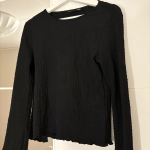 Svart ribbad tröja - Säljer en stilren svart ribbad tröja. Hör av er vid funderingar eller om ni vill ha bilder med hur plagget sitter på mig. Titta gärna in mina andra plagg!