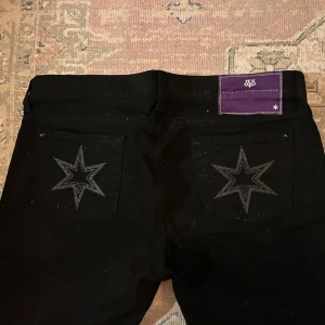 Svarta Victoria Beckham bootcut jeans - Köpta second hand, säljer då dom inte sitter snyggt på mig. Supersnygga och aldrig använda av mig, känns helt oanvända sedan tidigare också🩷