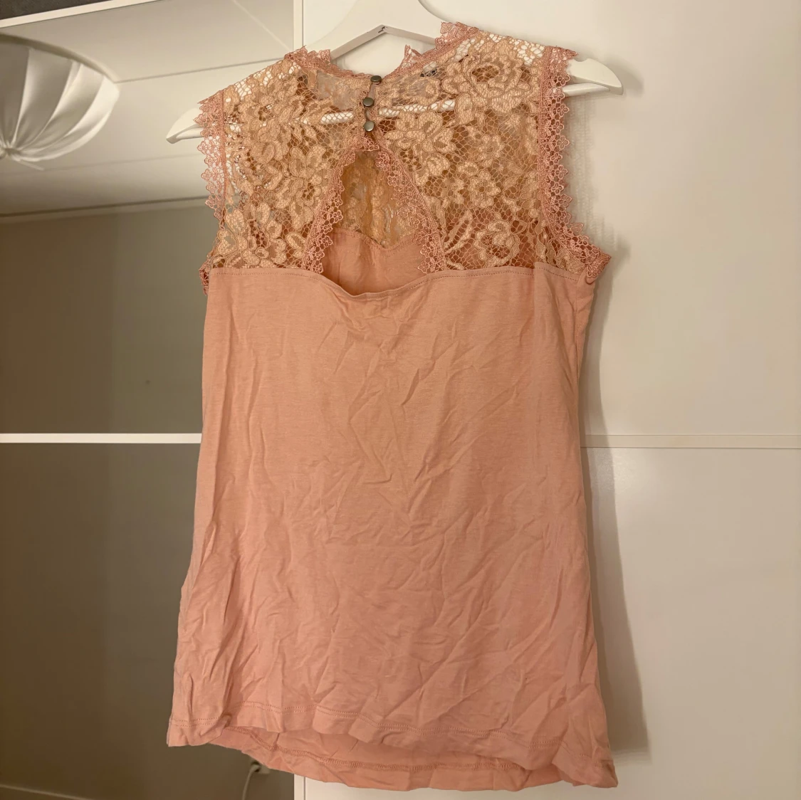 Rosa ärmlös blus med spetsdetaljer - 1