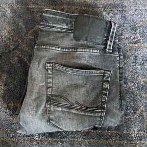 Jack & Jones Jeans  - Säljer dessa snygga Jack&Jones jeans för endast 299kr. Skicket är väldigt bra utan några defekter  (9/10) och är i storlek 31/30. 