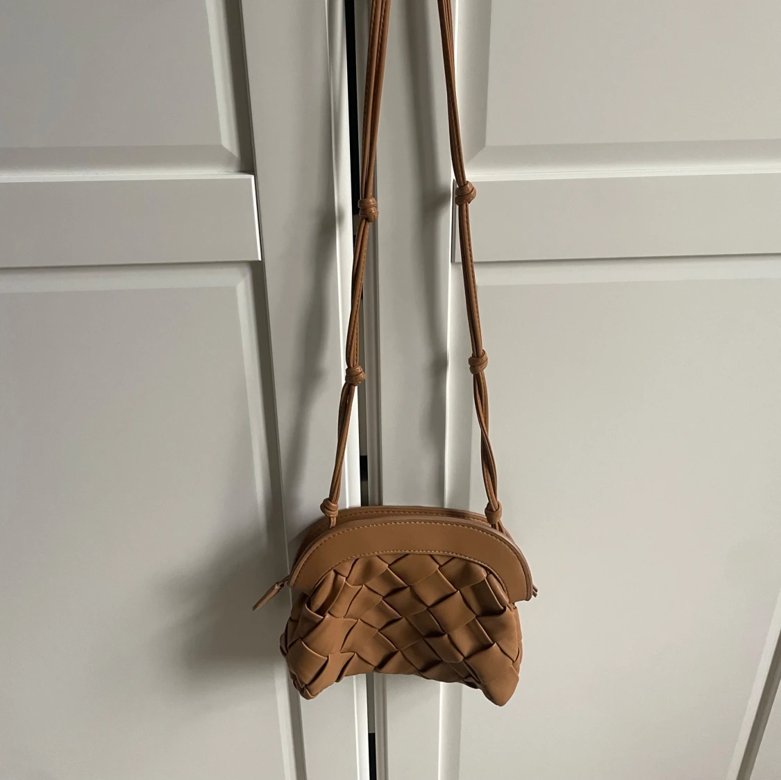Brun axelväska med flätad design - 1