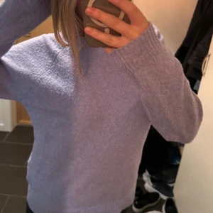Ljuslila stickad tröja - Mysig ljuslila stickad tröja med långa ärmar och rund hals. Perfekt för kyligare dagar och ger en stilren look. Passar bra till både jeans och kjol.