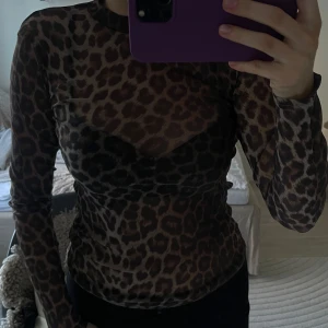 Leopardmönstrad meshtröja - Snygg leopardmönstrad tröja i meshmaterial, liknar intimissimi tröjorna. Storleken är S men skulle även kunna passa en M. 