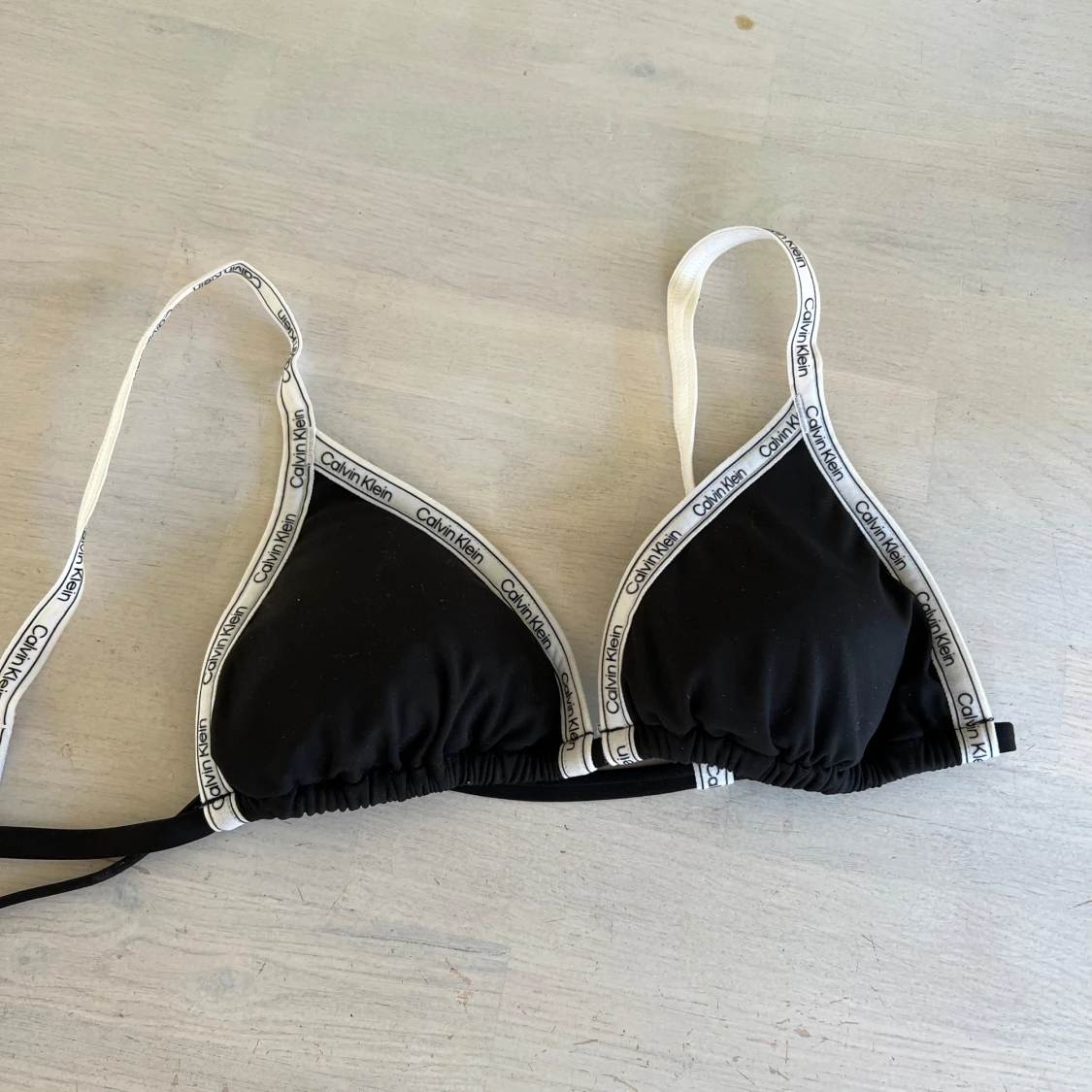 Svart bikiniöverdel från Calvin Klein