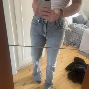 Gråa jeans - Ett par jeans ifrån zara som är inpirncip helt nya, använda 1 gång men är för långa för mig🌸 raka jeans med slit vid foten. Är midwaist 