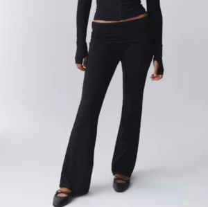 Svarta yoga pants - Fina yoga pants som passar alla tillfällen, med ett mycket mjukt  material. Använd ett fåtal gånger.  Har en lika dan annons, då jag har två exakt lika dana par som ska säljas. 