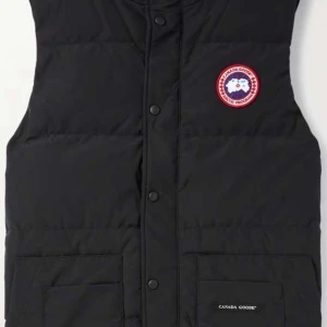 Svart dunväst från Canada Goose - Säljer en svart dunväst från Canada Goose med knappar och två praktiska fickor framtill. Västen har en klassisk design med en broderad logotyp på bröstet. Perfekt för kyligare dagar.