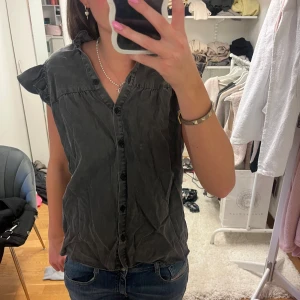 topp - Jätte fin jeanstopp! Köpt för 1200 på by MAYLA