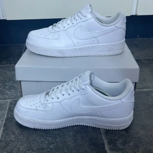 Air force 1 - Säljer ett par klassiska vita Nike Air Force 1 sneakers. Använda några gånger, men är fortfarande i väldigt bra skick. Storlek 44,5. Box medföljer. Pris går att diskuteras 