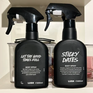 Body Sprays från Lush - Två body sprays från Lush: 'Let The Good Times Roll' med doft av smörig popcorn och 'Sticky Dates' med en söt och kryddig doft! Dom bästa dofterna för gourmand och vanilj älskare!! Båda flaskorna har jag embart testat 2-3 ggr! 