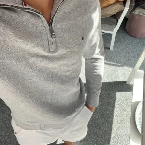 Tommy Hilfiger halv zip - Säljer en stilren halv zip från Tommy Hilfiger i mycket bra skick! Hör gärna av dig om du ha frågor.