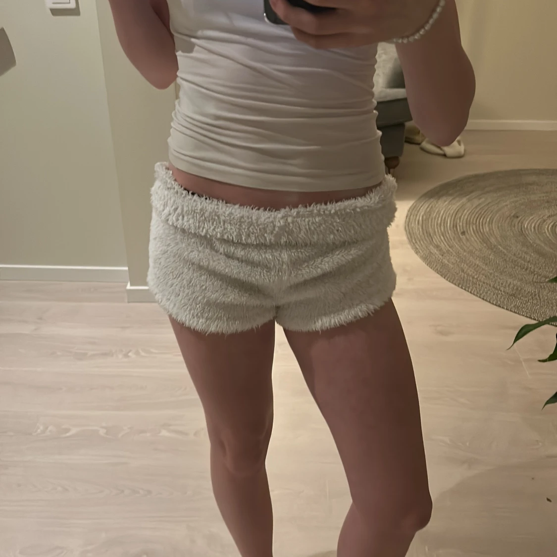 Vita fluffiga shorts från Shein