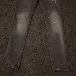 Grå jeans från Dsquared2 - Snygga grå jeans från Dsquared2 med en cool slitningseffekt. De har en slim passform och är tillverkade i Italien. Perfekta för en trendig look med en unik stil.