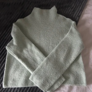 Ljusgrön stickad polotröja från Gina Tricot - Mysig ljusgrön stickad polotröja från Gina Tricot. 
