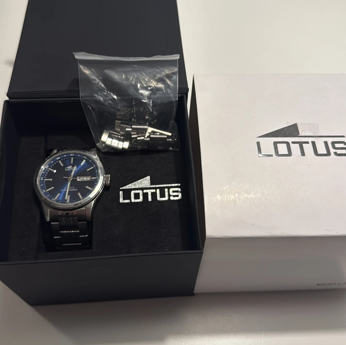 Silverfärgad klocka från Lotus - 2
