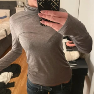 Grå polotröja Zara - Säljer en stilren grå polotröja med långa ärmar. Perfekt för kyligare dagar och enkel att matcha med olika outfits.