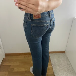Blå jeans från Levi's - Säljer ett par klassiska blå jeans från Levi's. Helt oanvända. Storlek 27
