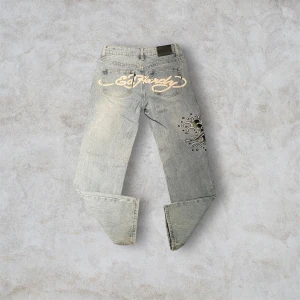 Ljusblå lågmidjade jeans från Ed Hardy - Lågmidjade jeans från Ed Hardy storlek w28 midjemått 37 cm.om man vill ha mer mått eller bilder så e det bara o skriva!
