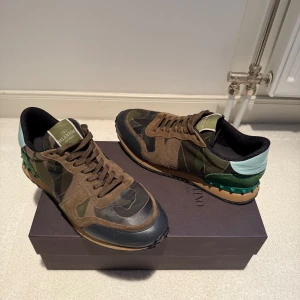 Valentino Rockrunner i camouflage - Hej! Säljer mina snygga rockrunners som är militär färgade. Skicket på skorna är 10/10 finns typ inget tecken på användning och är använda en gång. Storlek är 42,5 men passar mellan 40 till 43 skulle jag säga. Vi några funderingar så är det bara att höra av dig!