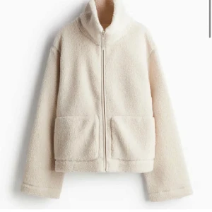 HM Teddy jacka - Hm Teddy jacka i stl M! Jag är normalt en storlek xs/s  men ville ha en lite mer oversized passform!