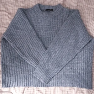 Söt stickad tröja ♡ - Säljer denna stickade sweater eftersom färgen inte är min stil längre :) Använd fåtal gånger så skicket är väldigt fint. storlek large! Pris kan diskuteras ♡