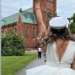 Studentklänning  - Min studentklänning som går att använda till annan festlighet också! Använd under halva min student dag.  Pris kan diskuteras och fler bilder!