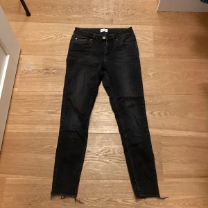 Svarta jeans från Gestuz - Snygga svarta jeans från Gestuz i en skinny fit. De har en klassisk femficksdesign och är tillverkade i denim. Perfekta för en stilren look.
