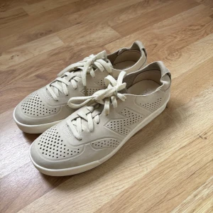 New Balance CRT300DZ Sand Reengineered Sneakers size 43 - Beiga tennisskor från New Balance skor, funkar även som sneakers eller träningsskor! I nästintill nyskick! Fullpris 1100kr. Storlek 43, innermått 27,5cm. Kan mötas i Sthlm och Uppsala!