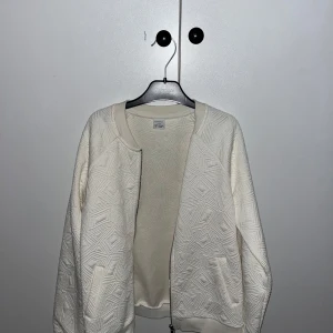 Vit jacka från Lindex - Säljer en jätte fin jacka perfekt till våren! Använd fåtal gånger så i jätte fint skick.