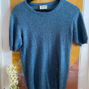 Blå kashmirtröja från Soft Goat - Säljer en mjuk och stilren blå kashmirtröja från Soft Goat. Tröjan har korta ärmar och en rund halsringning. Tillverkad i 100% kashmir. Använd fåtal gånger och har blivit väl omhändertagen! 🥰 Nypris 1890kr