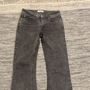 Svarta jeans från Perfect Jeans - Snygga svarta jeans från Perfect Jeans bootcut. Bra skick förutom att sömmen längst ner har gått upp se bild.