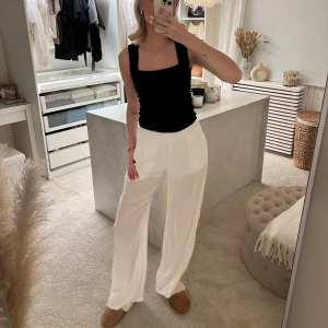 Vita vida byxor från Bershka - Snygga vita vida byxor med hög midja från Bershka. Väldigt tunna och sköna! De är tillverkade i ett lätt och luftigt material som ger en skön känsla. Jag är 173 cm för referense 🤎🤎