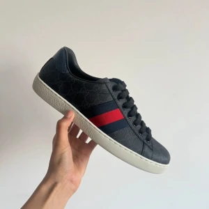 Gucci ace skor  - Helt nya gucci ace skor! Skorna kommer med box och dustbag. Perfekta skorn som passar till allt. Strlk 42. 