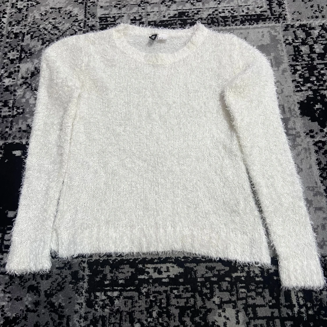 Vit fluffig tröja från H&M Divided