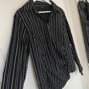  randig skjorta - Jättesnygg svart skjorta/ kostym med vita ränder från MOM. Blusen har långa ärmar och en klassisk krage🖤inga fel!