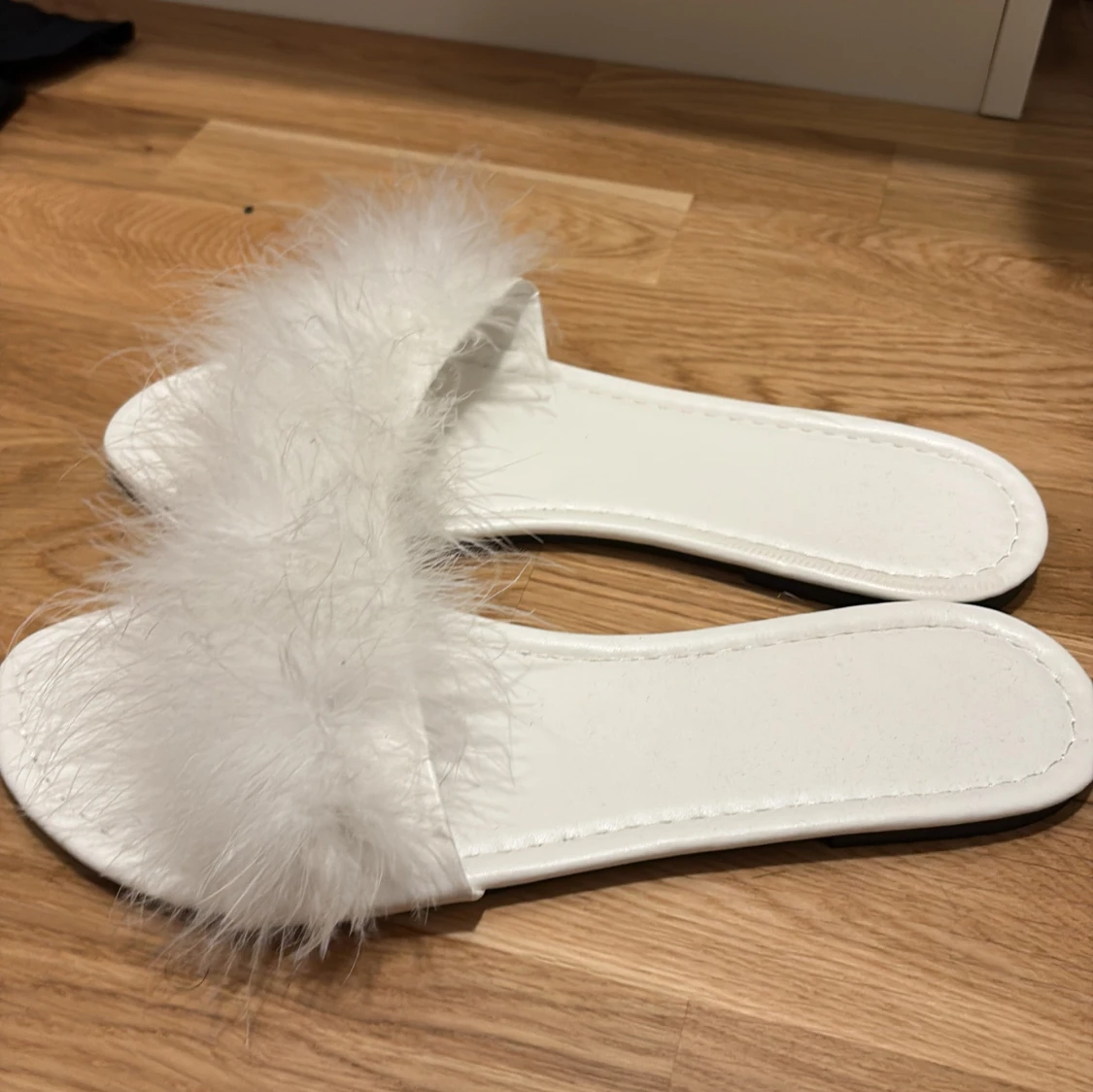 Vita sandaler med fluffig detalj - 1