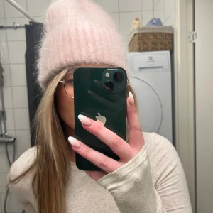 Alvii mössa - En helt ny rosa mössa från Alvii. Nypris ca 600kr.