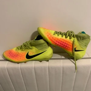 Nike Magista fotbollsskor i gul och orange - Nike magista i hyfsat skick, lite smuts här o där men inget som hindrar. Storlek 44 i 28 cm. Kan passa en 43 också, ingen skolåda tyvärr. Väldigt sällsynt par och om frågor finns är de bara att ställa 