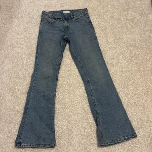 Blå bootcut jeans - Snygga blå bootcut jeans från Gina tricot i storlek 34🩷