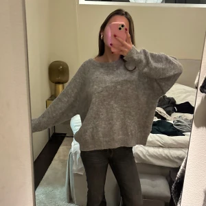 Grå stickad tröja  - Jätte fin stickad tröja i super bra skick. Jätte mjuk och skön! 