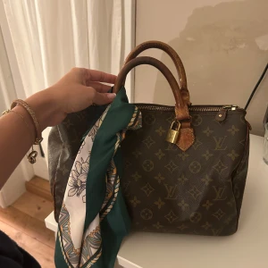 Louis Vuitton speedy 30 - Säljer min absoluta favorit väska. Från louis Vuitton, passar till allt allt allt. Är 26 år gammal vintage, därav några skavanker som syns tydligt på bilderna. Sista bilden visar det lagade handtaget.