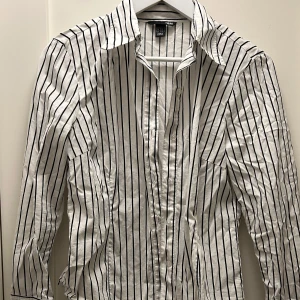 Skjorta  - Randig skjorta i storlek M men den är liten i storleken så skulle säga S. Använd 1 gång, den är skrynklig men annars i super bra skick 