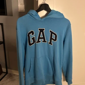 Blå hoodie från GAP - Säljer en snygg blå hoodie från GAP i storlek S. Hör av dig om du har frågor!