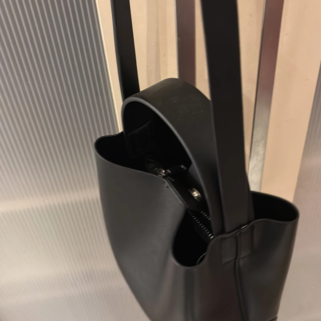 Svart axelväska från Gina - 1