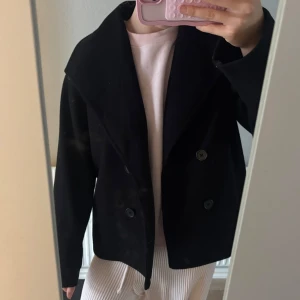Svart kappa - Jätte fin kappa som passar perfekt till våren. Lagom varm och jätte snygg passform🍉🌸💞från Gina Young i storlek 170 och passar mig jätte bra som är 170 lång 💓💓helt slutsåld