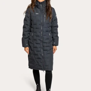 Lång uhip kappa - Säljer nu min knappt använda kappa ifrpn uhip.  Supervarm och skön men säljer då den är för stor för mig. Köptes för 3395kr förra vintern men har nog bara använts högst 4 gånger. Egna bilder fås vid intresse