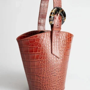 Bucket bag i läder  - Säljer en &other stories bucket bag i läder.  Inga anmärkningar Mått ca 29x38 cm (inkl handtag)