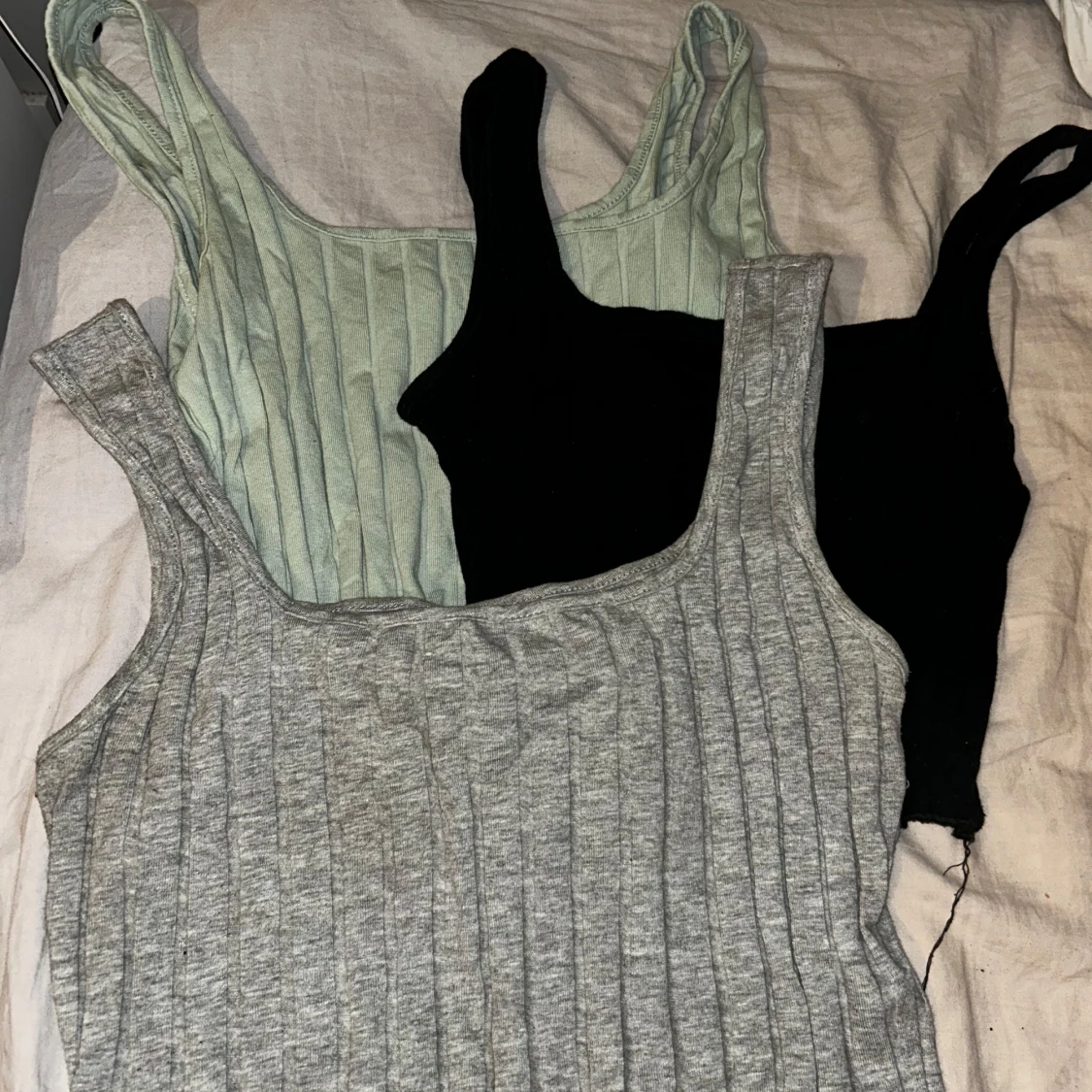 Flera olika toppar i olika färger och stilar - 1